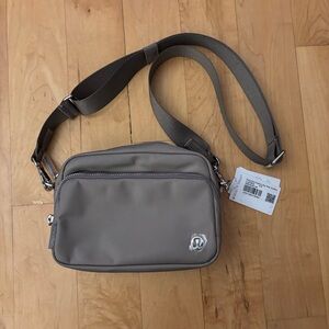 Lululemon everywhere crossbody bag 2L Metal hardware NWT